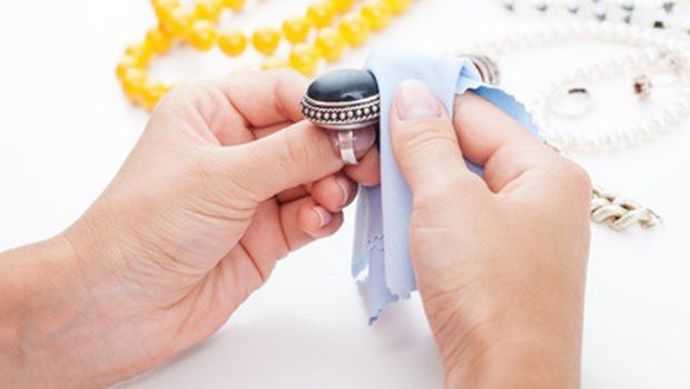 طرق العناية بخاتم الخطوبة 4 طرق العناية بخاتم الخطوبة