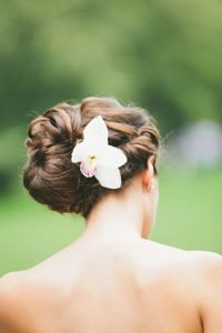 زيني شعرك بالزهور في يوم زفافك 1 زيني شعرك بالزهور في يوم زفافك