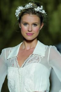 زيني شعرك بالزهور في يوم زفافك 11 زيني شعرك بالزهور في يوم زفافك