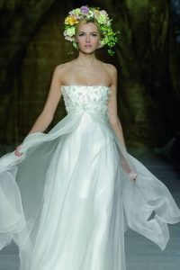 زيني شعرك بالزهور في يوم زفافك 12 زيني شعرك بالزهور في يوم زفافك