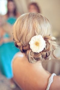 زيني شعرك بالزهور في يوم زفافك 7 زيني شعرك بالزهور في يوم زفافك